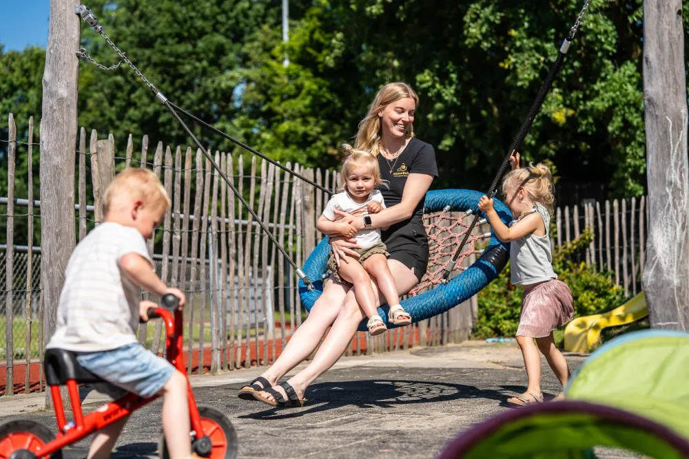 YellowBellies buitenspeels kinderdagverblijf Oudewater kinderopvang  peuters schommelen