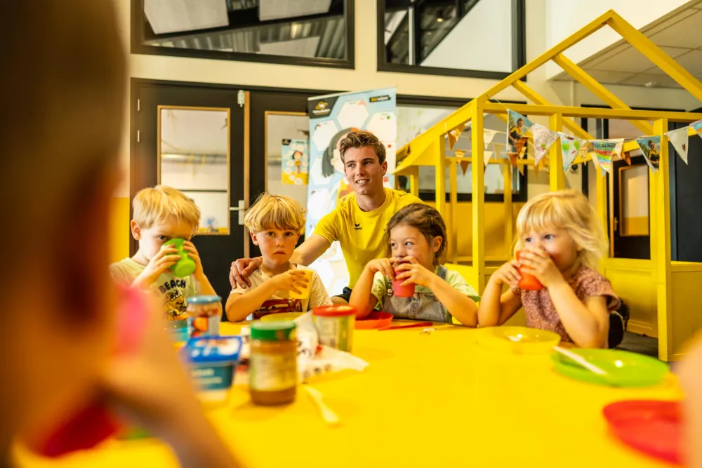 YellowBellies buitenspeelse kinderopvang BSO Oudewater Zuid eetmoment