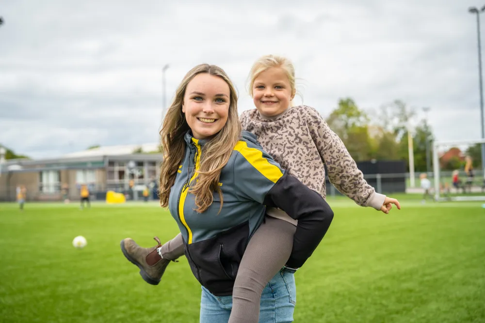 YellowBellies buitenspeelse kinderopvang BSO Montfoort collega en kind