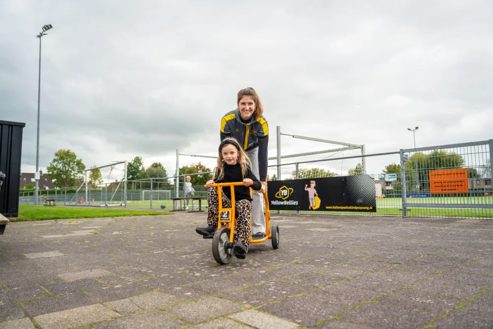 YellowBellies buitenspeelse kinderopvang BSO Montfoort collega en kind