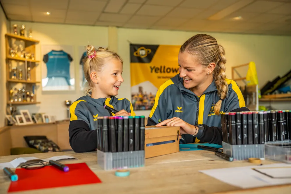 YellowBellies buitenspeelse kinderopvang BSO Woerden West collega en kind knutselen