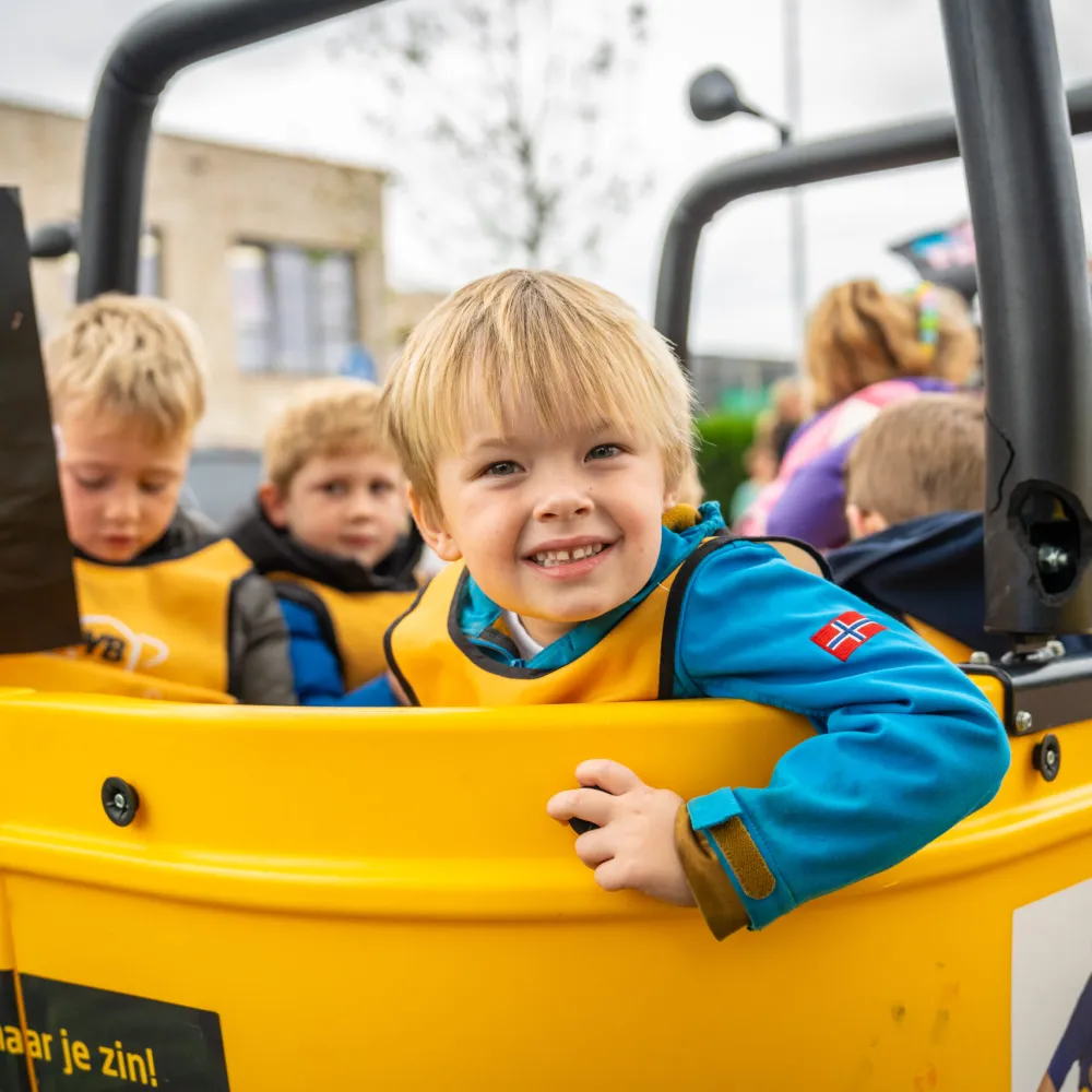 YellowBellies buitenspeelse kinderopvang BSO ophalen kinderen stint BSO-bus