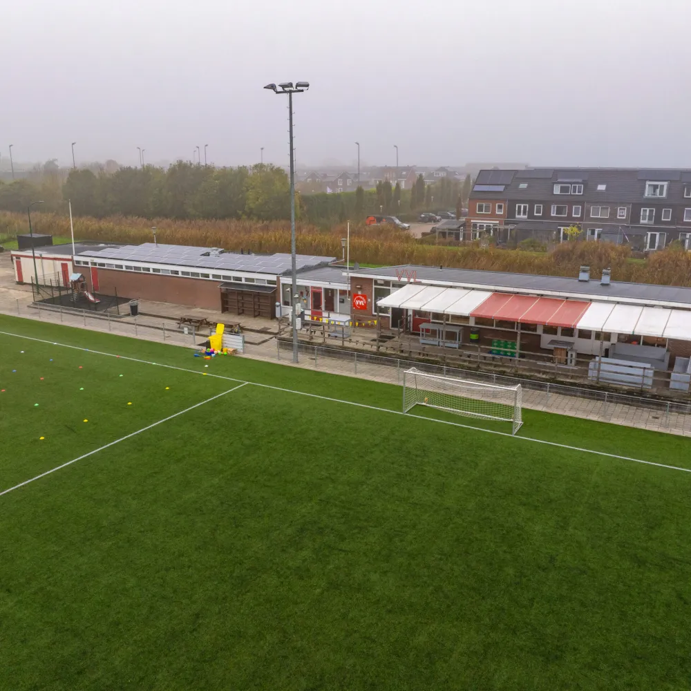 YellowBellies buitenspeelse kinderopvang BSO Linschoten collega met kinderen