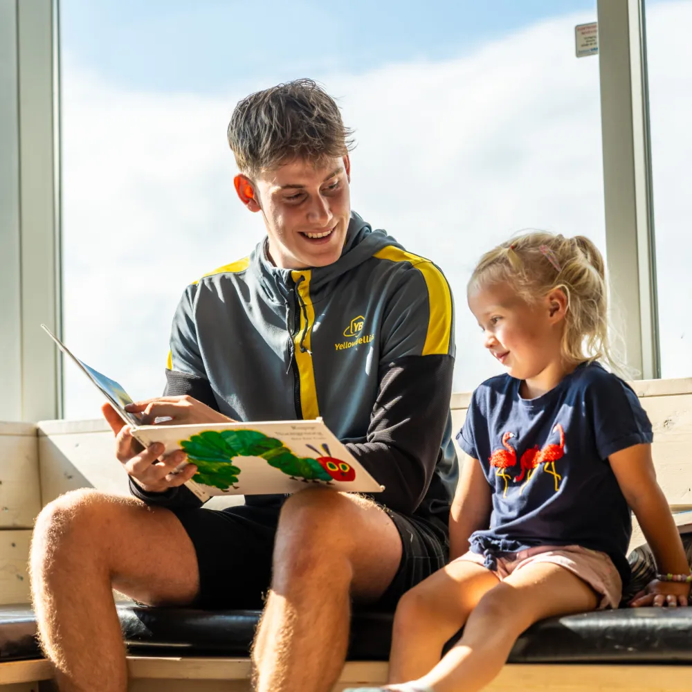 YellowBellies buitenspeelse kinderopvang BSO KDV kinderdagverblijf voorlezen