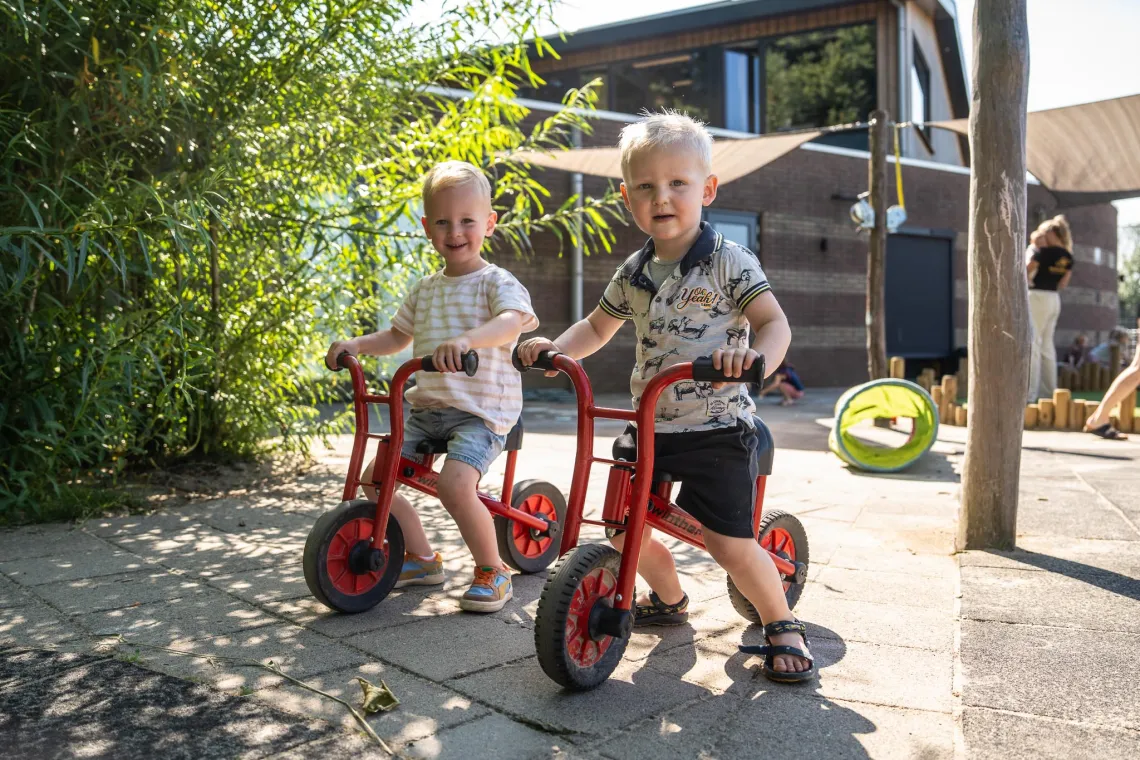 YellowBellies buitenspeels kinderdagverblijf Oudewater kinderopvang buitenspelen fietsjes
