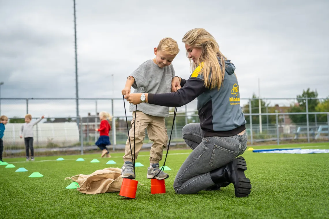 YellowBellies buitenspeelse kinderopvang BSO Montfoort medewerker en kind