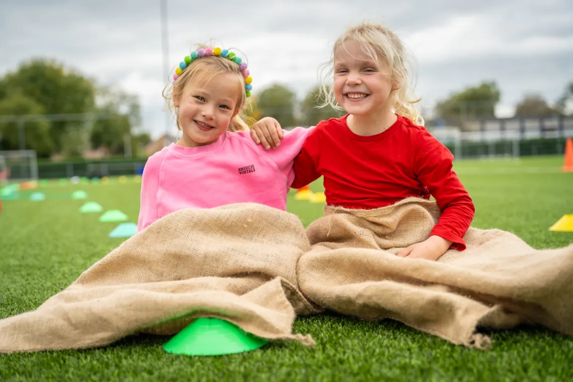 YellowBellies buitenspeelse kinderopvang BSO Montfoort vriendinnetjes