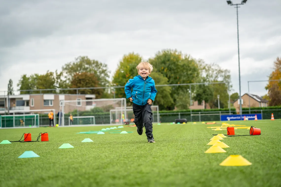 YellowBellies buitenspeelse kinderopvang BSO Montfoort rennen op het veld