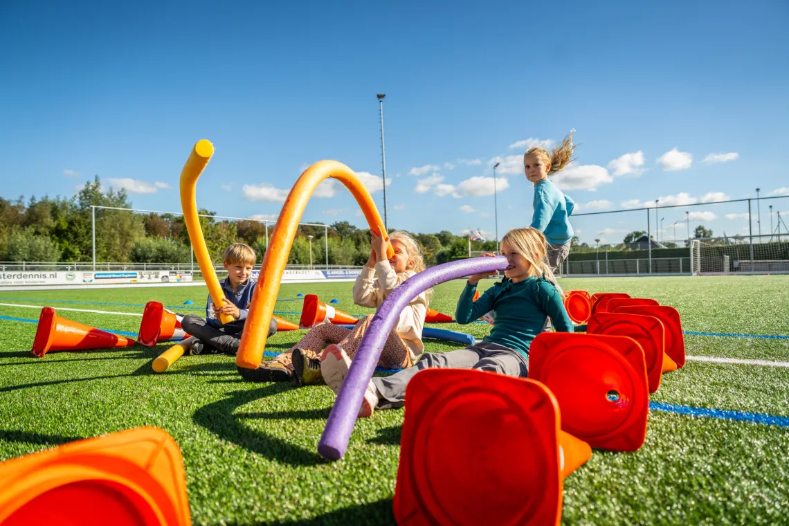 YellowBellies buitenspeelse kinderopvang BSO Haastrecht  spelende kinderen