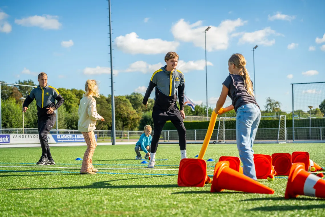 YellowBellies buitenspeelse kinderopvang BSO Haastrecht  op het veld