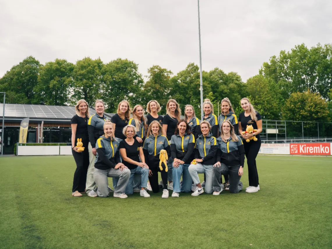 YellowBellies buitenspeelse kinderopvang kinderdagverblijf Oudewater teamfoto pedagogisch professionals