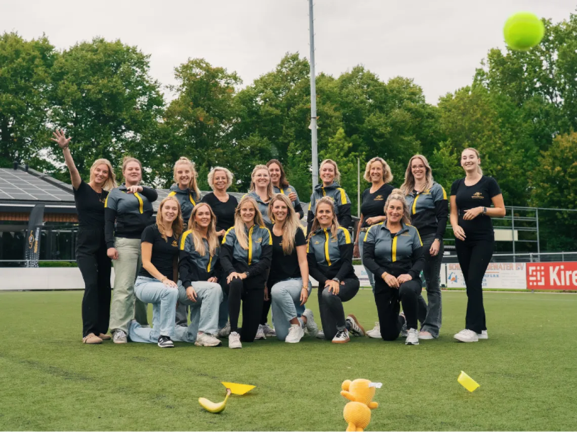 YellowBellies buitenspeelse kinderopvang kinderdagverblijf Oudewater teamfoto pedagogisch professionals