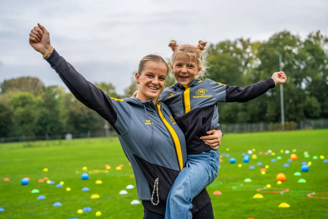 YellowBellies buitenspeelse kinderopvang BSO Woerden West collega en kind