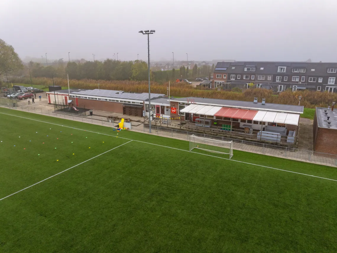 YellowBellies buitenspeelse kinderopvang BSO Linschoten collega met kinderen