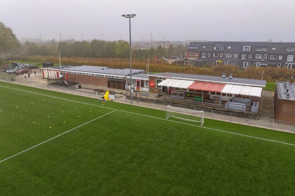 YellowBellies buitenspeelse kinderopvang BSO Linschoten collega met kinderen