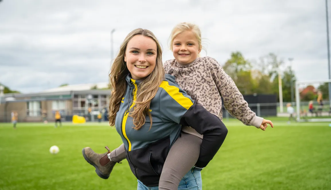 YellowBellies buitenspeelse kinderopvang BSO Montfoort collega en kind