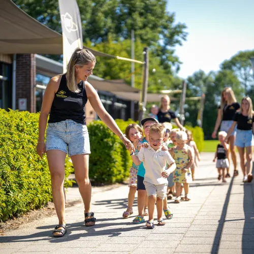 YellowBellies buitenspeelse kinderopvang kinderdagverblijf Oudewater Noord lopend in een rijtje