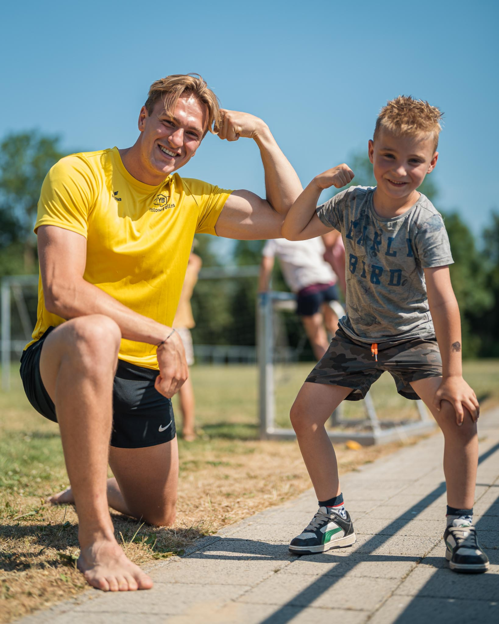 YellowBellies buitenspeelse kinderopvang BSO en KDV Oudewater medewerker en kind