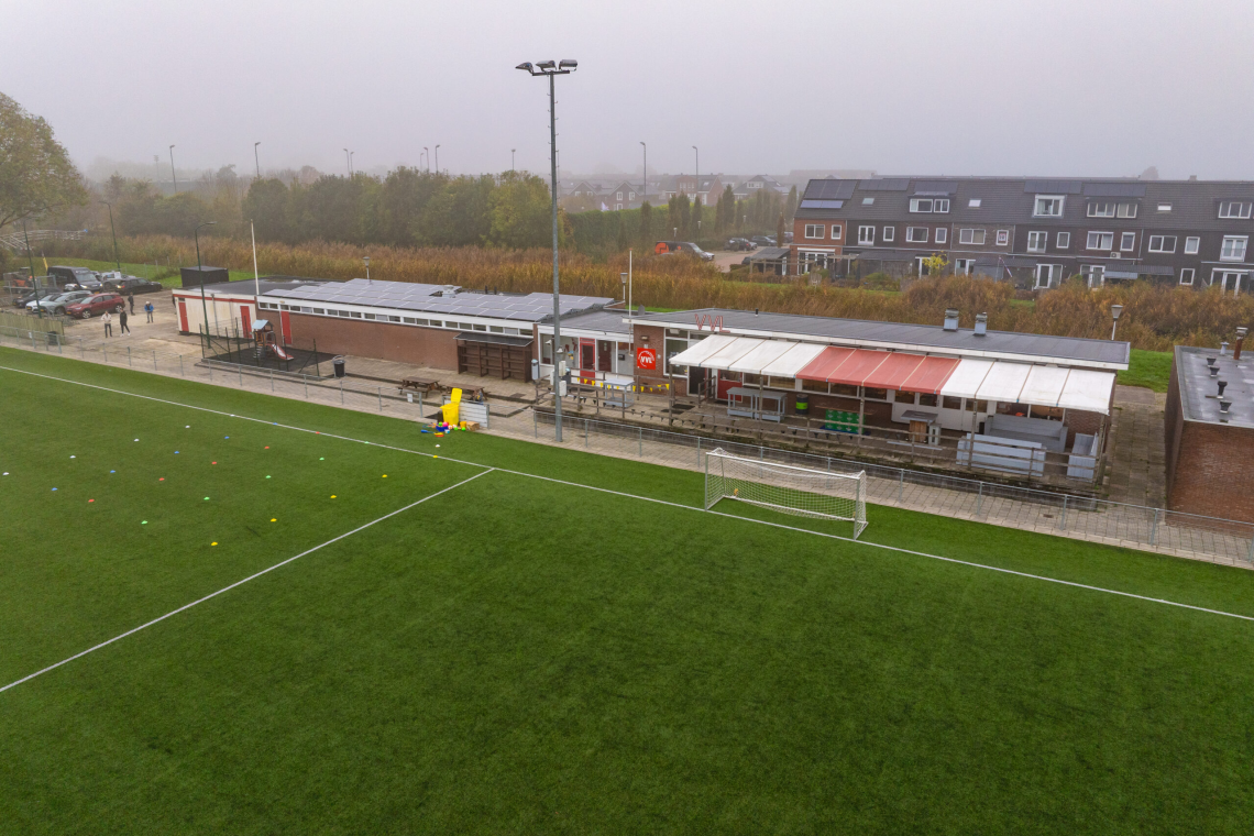 YellowBellies buitenspeelse kinderopvang BSO Linschoten collega met kinderen